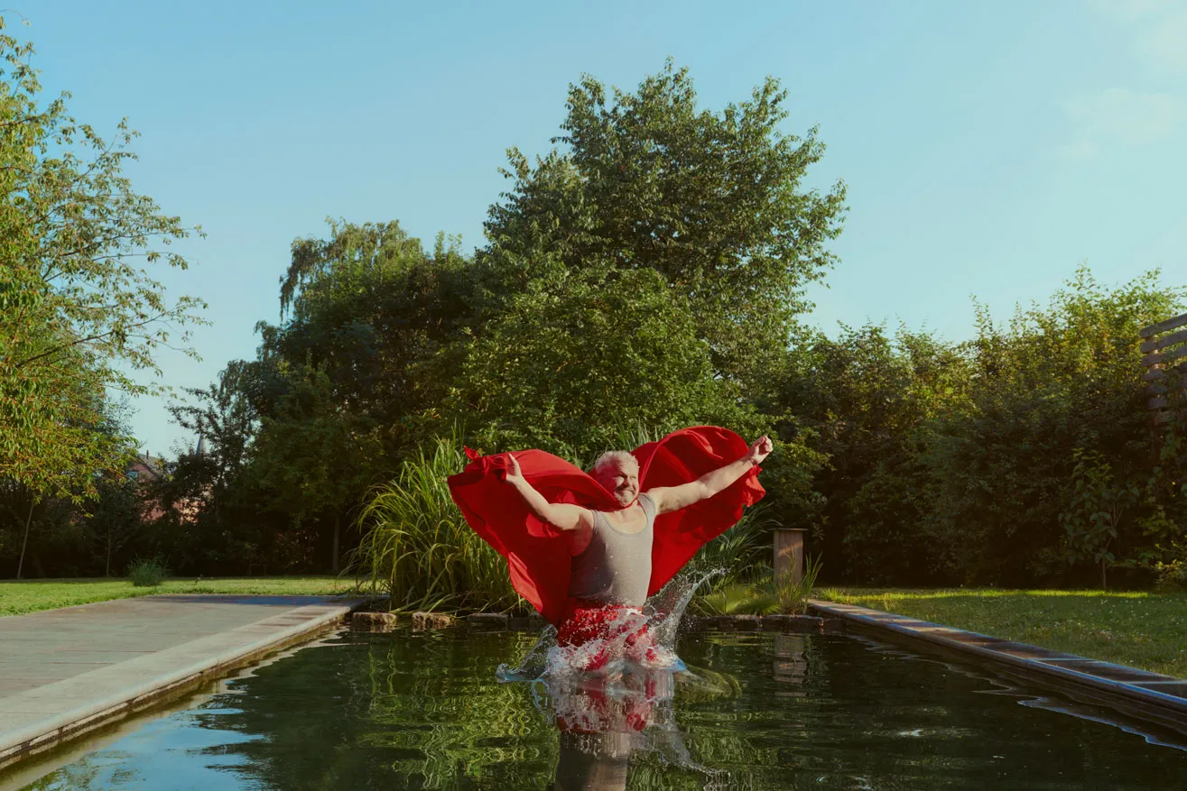 Pieter sautant dans la piscine