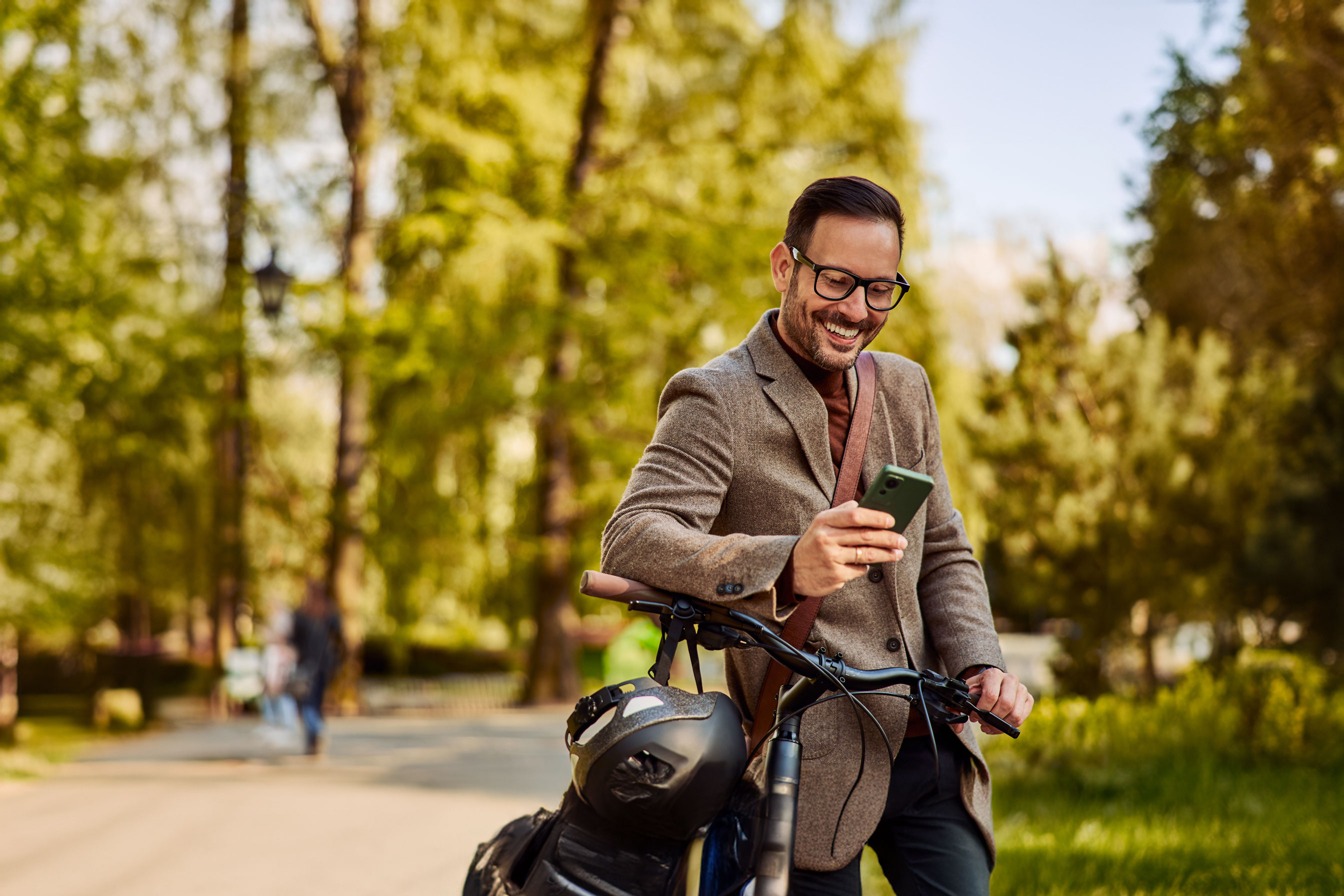 Man aan het online bankieren op fiets