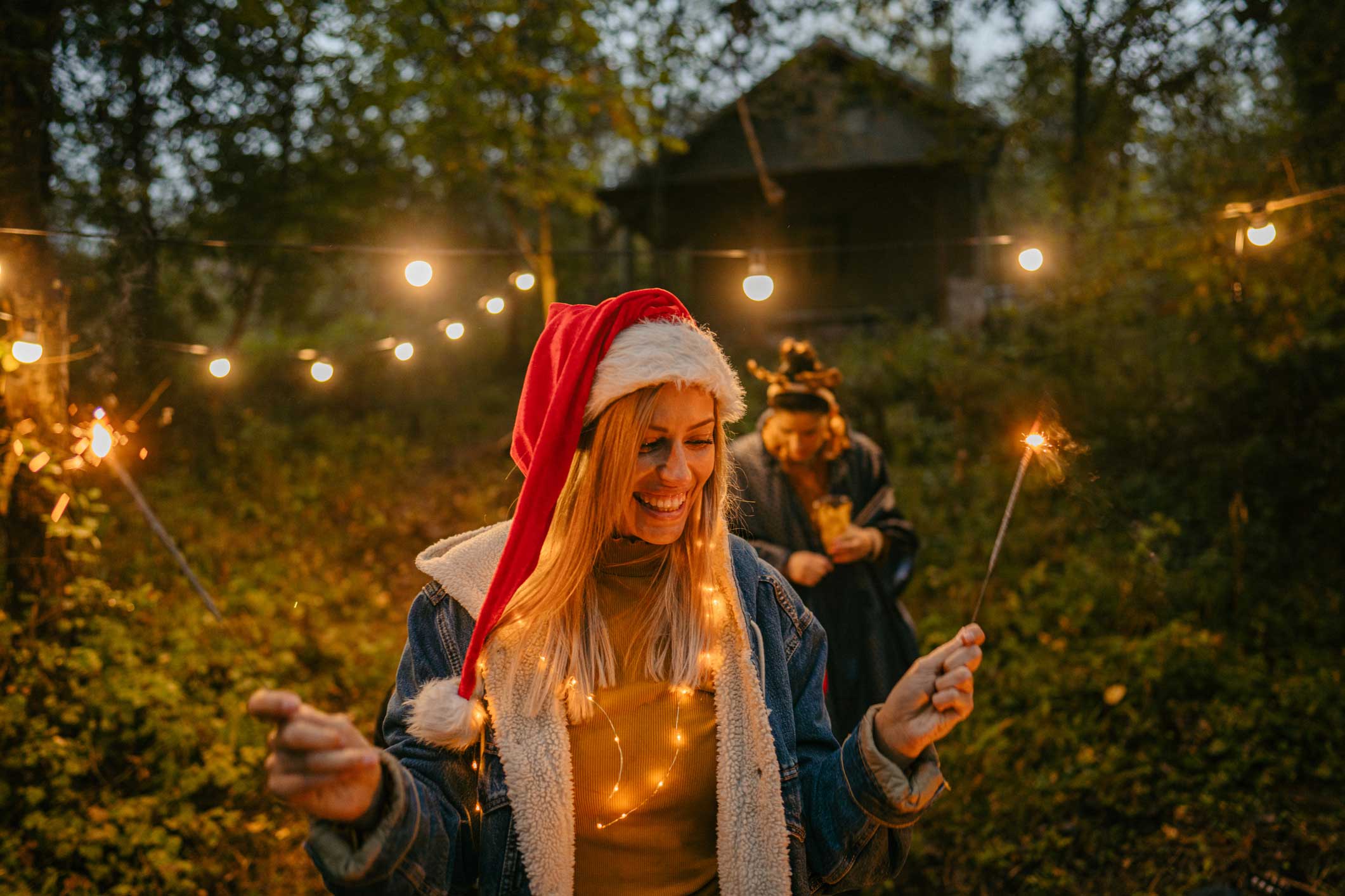 Jongvolwassen dame met kerstmuts 