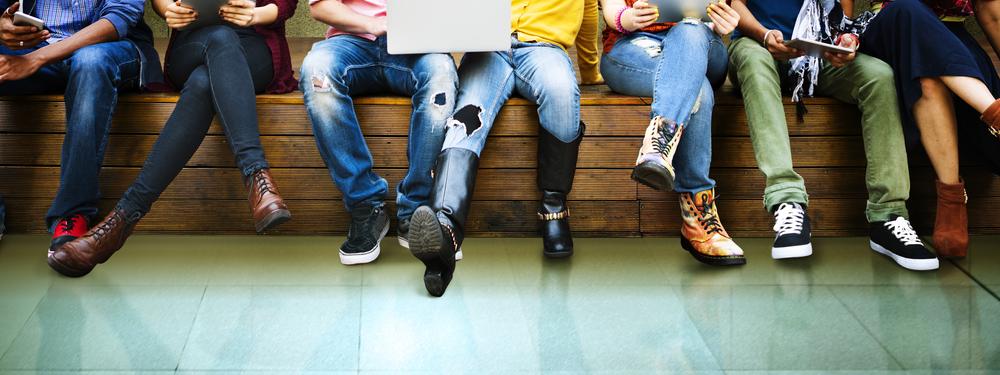 Etudiants assis sur une banque