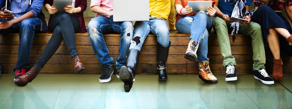 Studenten die zitten op een bank