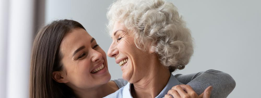 Jonge vrouw omhelst oudere vrouw