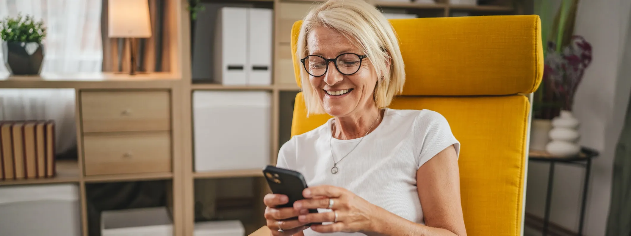 Femme sur son téléphone